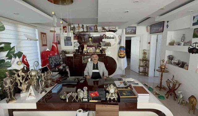 Başkanın makam odası antikacı dükkanını aratmıyor