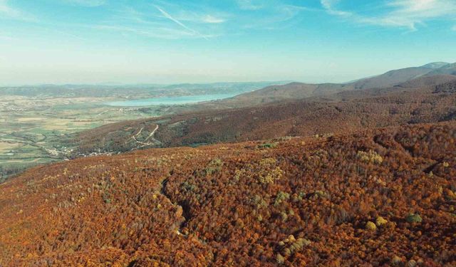 Gölün mavisi, sonbaharın renkleriyle buluştu
