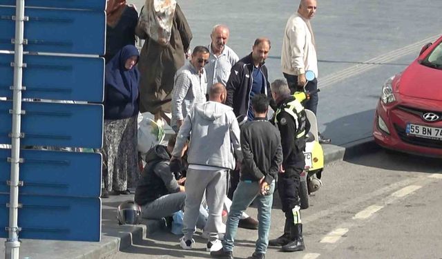 Kavşakta motosiklet devrildi, sürücü ve yolcu yere sürüklendi