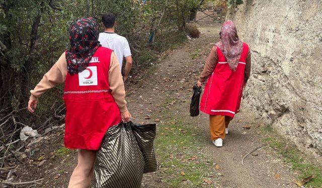 Kızılay'dan çocuklara oyuncak ve giysi yardımı