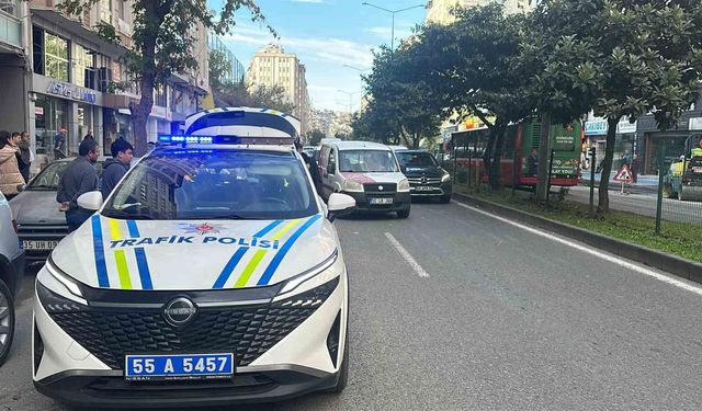 Motosiklet hafif ticari araca çarptı: 2 yaralı