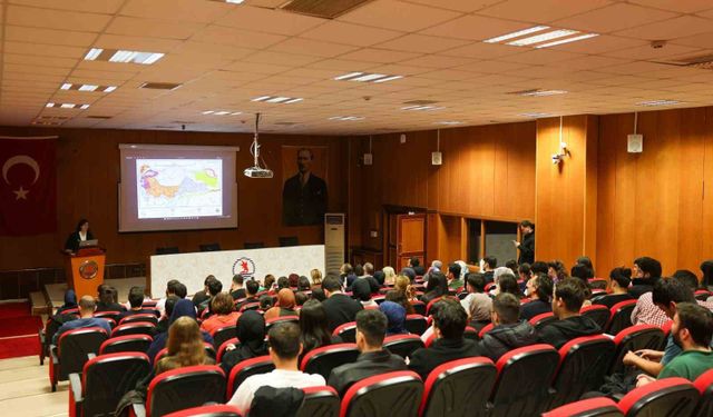 OMÜ'de 'Tarihsel Süreçte Cumhuriyet ve Kazanımları' konferansı