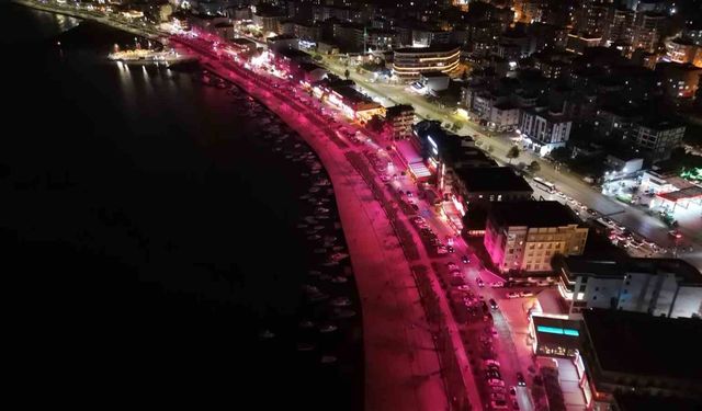 Sahilde pembe seferberlik: Meme kanserine karşı farkındalık ışıkları