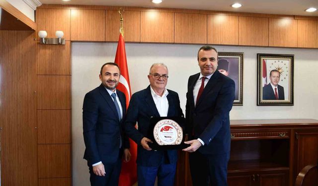 Vezirköprü'de 38 yıldır görev yapan hekime plaket