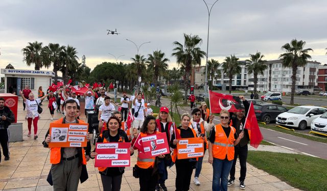 LÖSEV Samsun'dan 29 metrelik Türk bayrağıyla Cumhuriyet coşkusu