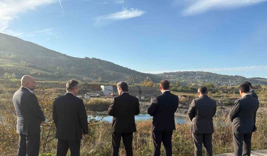 Bafra’da OSB’leri birbirine bağlayacak dev köprü hızla yükseliyor