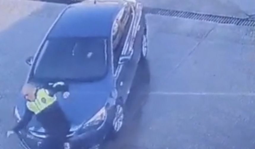 Dikkatsiz sürücünün polise çarpma anı kamerada