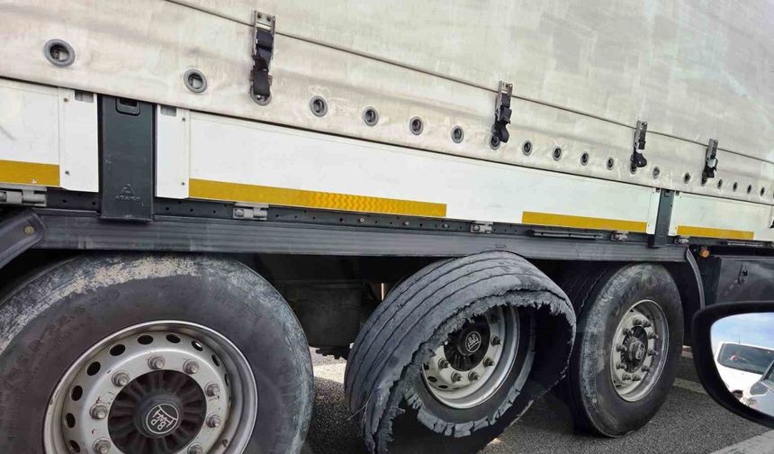 Lastiği parçalanan tırın tehlikeli yolculuğu