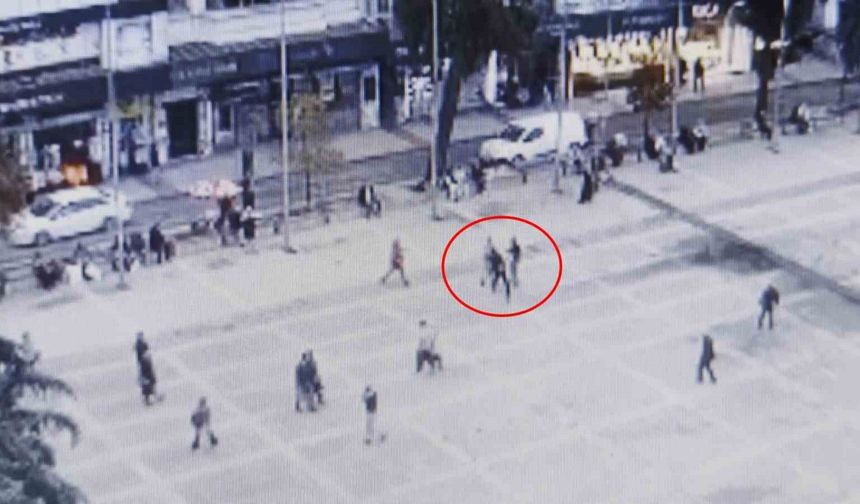 Meydanda uçan tekmeli kavga