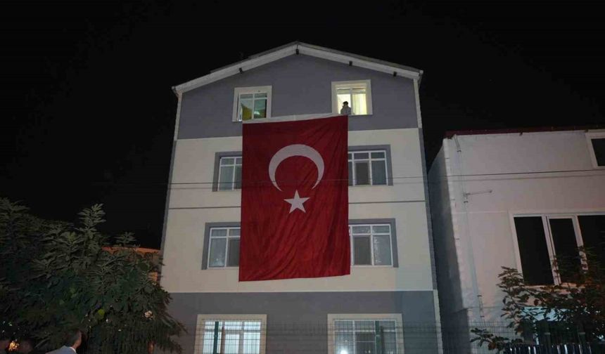 Samsunlu şehidin baba evine Türk bayrağı asıldı