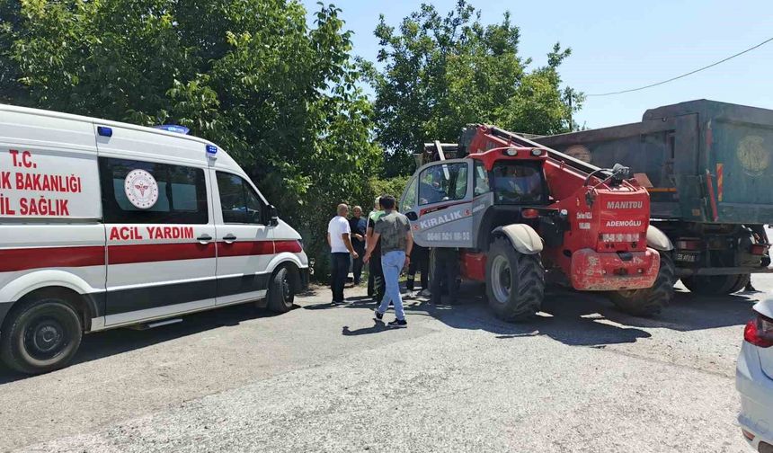 Bafra'da iş makinesi ile kamyon çarpıştı: 1 yaralı