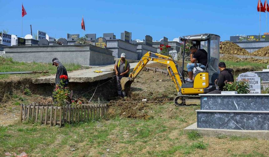 Heyelan yaşanan Derecik Şehir Mezarlığı'nda iyileştirme çalışmaları