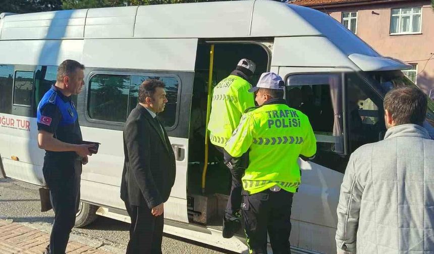 Ladik'te taşımalı eğitim servislerine sıkı denetim: 15 minibüs kontrol edildi