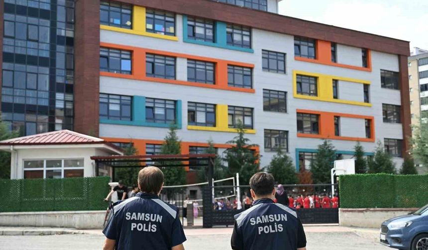 Samsun'da jandarma ve polisin okul çevrelerindeki güvenlik tedbirleri devam ediyor