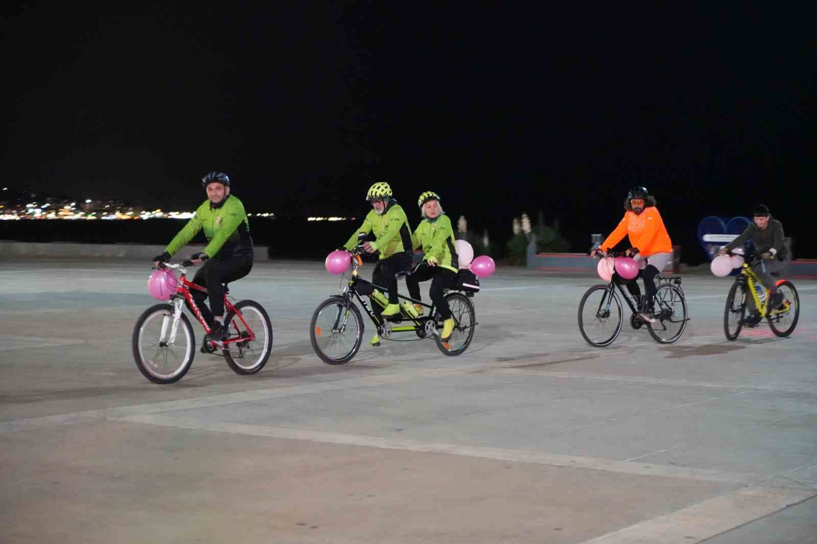 Meme kanserine dikkat çekmek için pembe balonlarla bisiklet turu