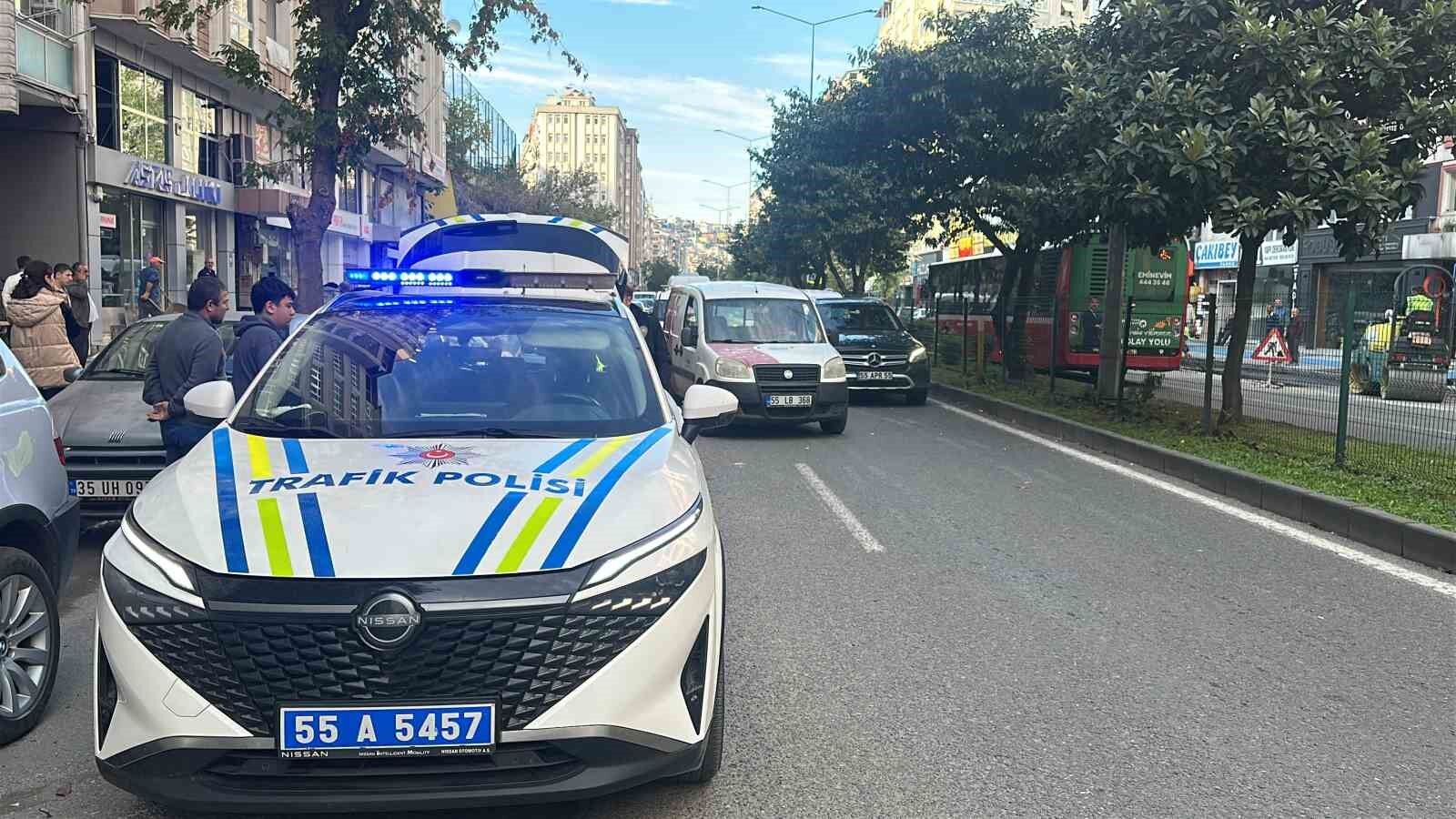 Motosiklet hafif ticari araca çarptı: 2 yaralı