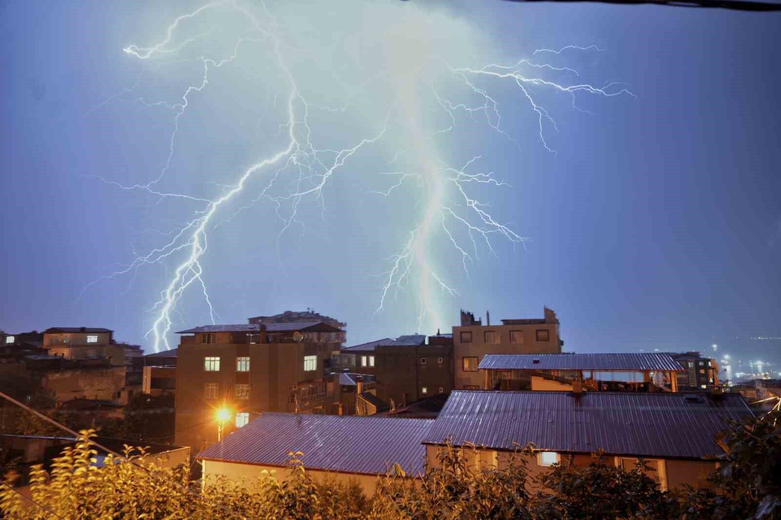 Samsun'da şimşekler geceyi gündüze çevirdi